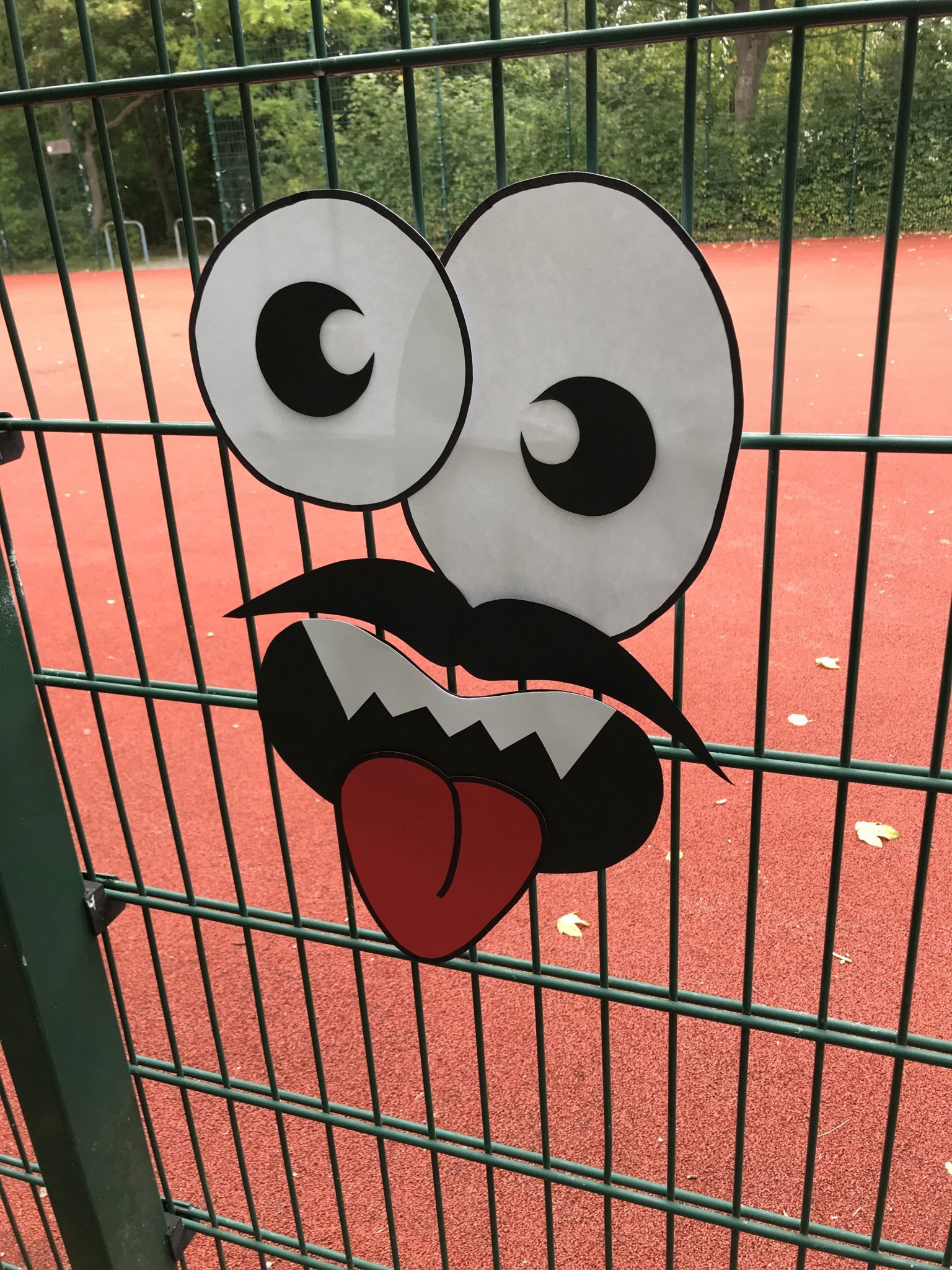 Verrückter Zaun mit Schnurrbart