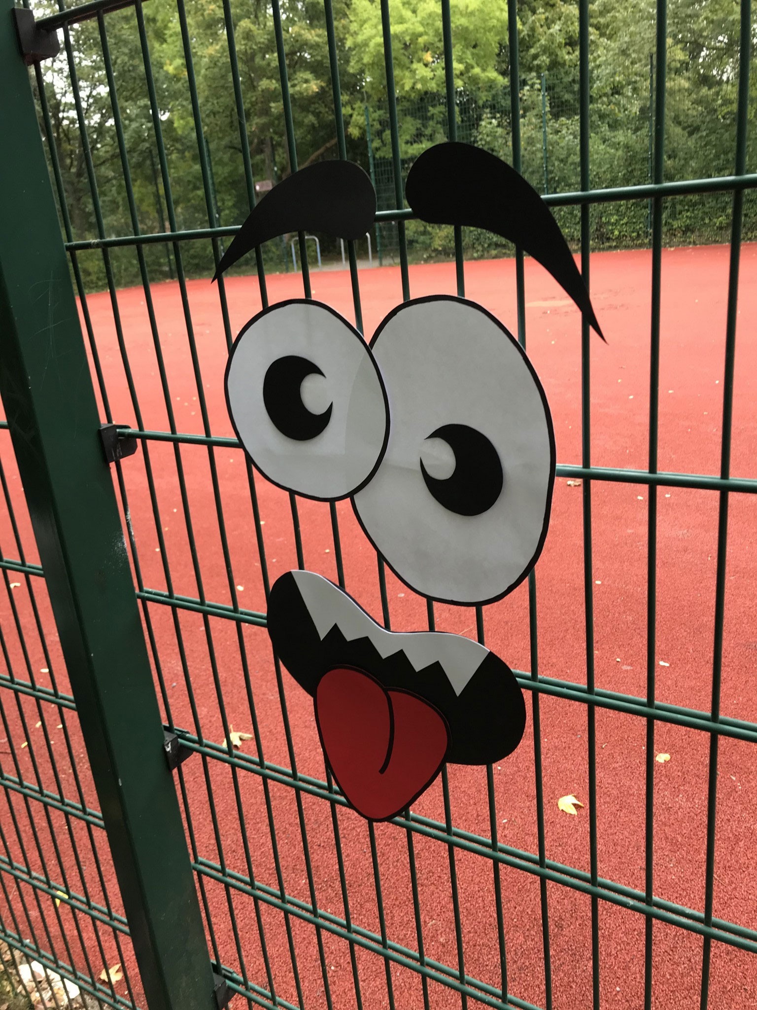 Verrückter Zaun mit Augenbrauen